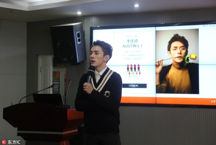 Китайский блогер заработал 1,5 млн долларов, тестируя губную помаду в течение года