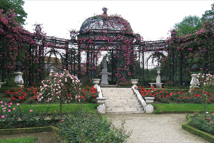 Лей-ле-роз - розарий во Франции2 (700x468, 455Kb)