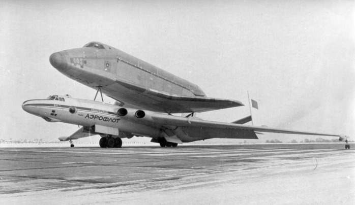 navette-spatiale-russe-buran-transport-avion-02 (700x404, 53Kb)