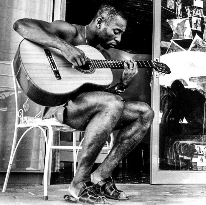 Бразильский футболист Пеле играет на гитаре во время Чемпионата мира по футболу, 1970 год. (700x696, 308Kb)