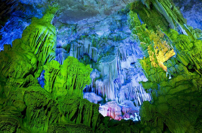 пещера-тростниковой-флейты-в-Китае-фото (700x462, 528Kb)