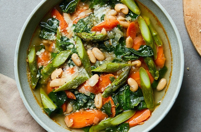 3726595_large_cropped_KRLpMY8GTmaFqEYfjxkz_Spring_Vegetable_Soup_with_White_Beans_and_Garlic_PullApart_Bread0010__MAIN (700x461, 316Kb)