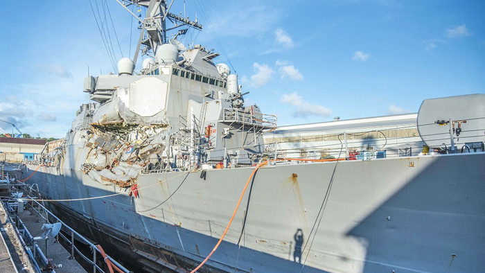 Damage to the USS Fitzgerald's topsides (700x394, 307Kb)