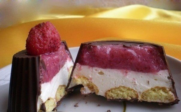 сметанный десерт с ягодами