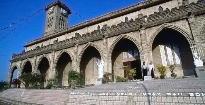 Nha-Trang-Cathedral-2 (700x360, 315Kb)
