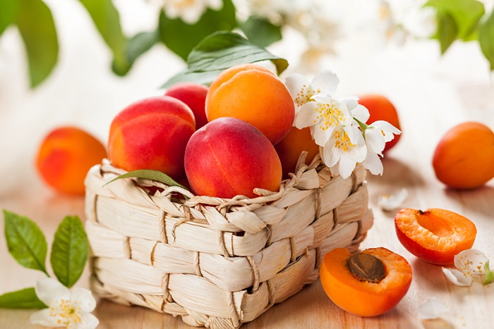 4920201_2017Food___Berries_and_fruits_and_nuts_Appetizing_ripe_peaches_in_a_basket_on_a_table_116711_ (700x467, 126Kb)