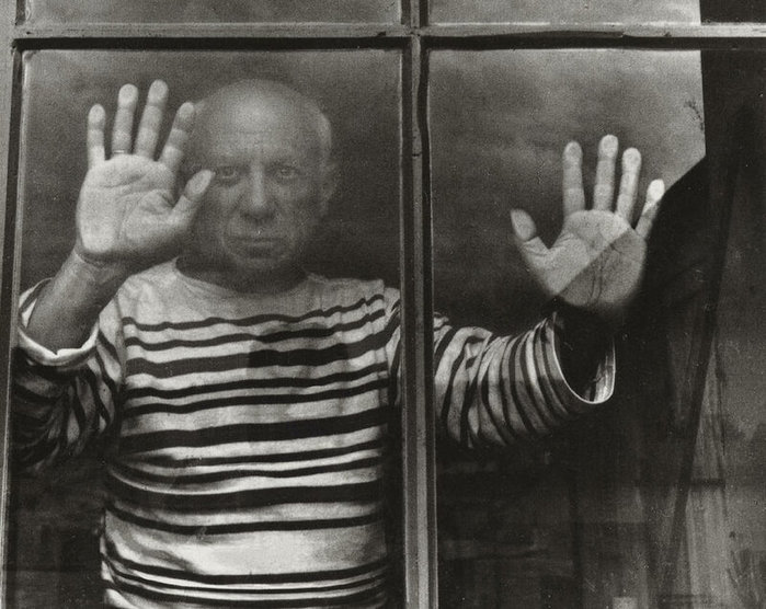 Пабло Пикассо за окном, Валлорис, 1952. Фото Робера Дуано2 (700x556, 85Kb)