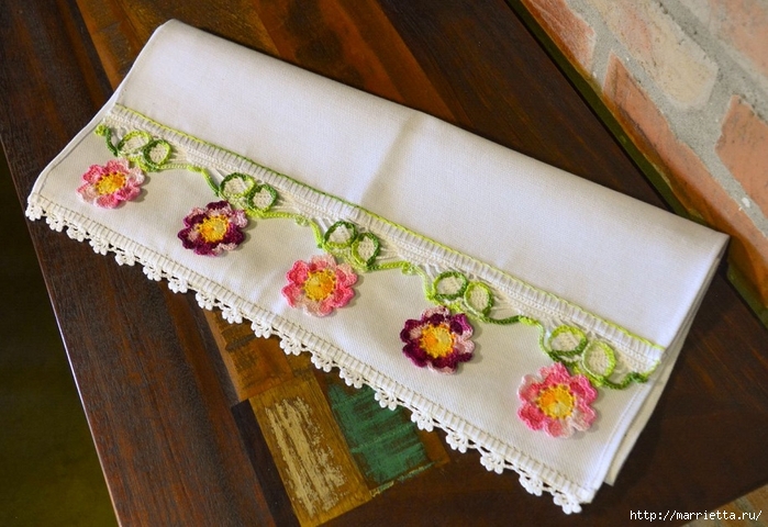Декорирование кухонного полотенца вязаными крючком цветами (2) (700x480, 274Kb)