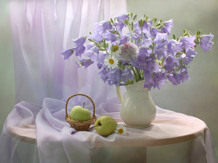 Still-life_Campanula_Camomiles_Apples_Vase_Wicker_540382_2048x1536 (700x525, 400Kb)