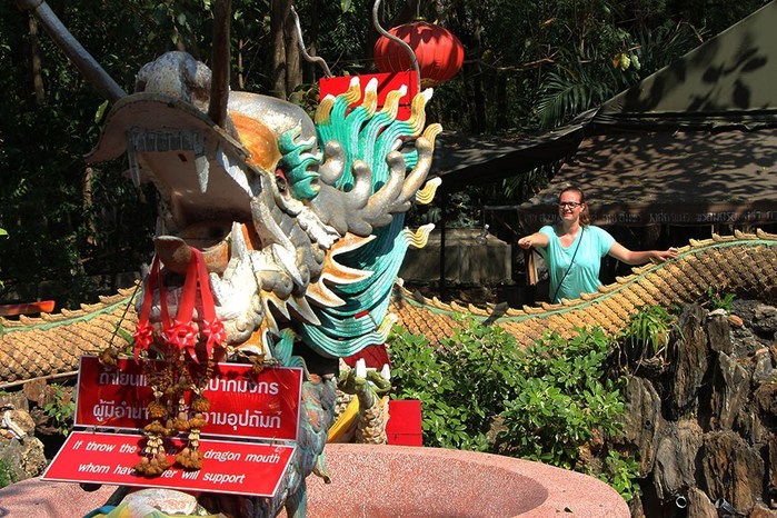 Wat-Samphran-Bangkok-Throwing-Coins (700x466, 150Kb)