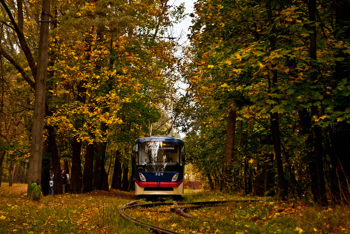 трамвай, уходящий в осень 5 (700x467, 638Kb)
