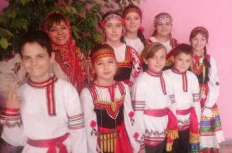Ансамбль Колокольчики со своим руководителем О.С. Капусняк Ансамбль Колокольчики со своим руководителем О.С. Капусняк