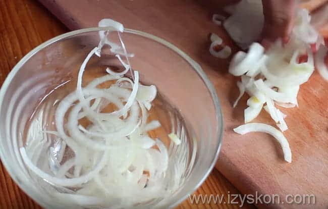3937411_PrigotovleniesalataMuzhskiegryozysgovyadinoj_SHag2min (650x414, 22Kb)