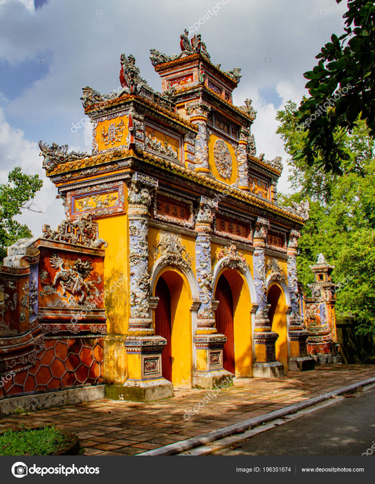 depositphotos_196351674-stock-photo-temple-gates-hue-ann-vietnam (542x700, 650Kb)