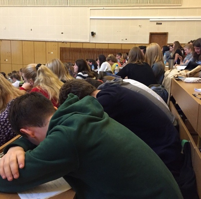студенты спят на лекции