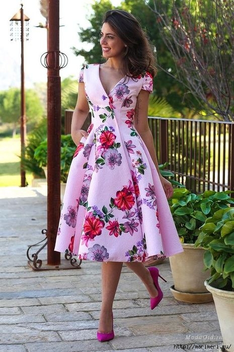 Нежный и романтичный «цветочный» принт — идеальный вариант для летних платьев и сарафанов в 2020 году.