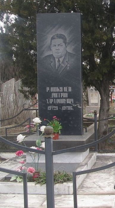 Rashkulev_Dmitriy_Harlampievich pamitnik (387x700, 265Kb)