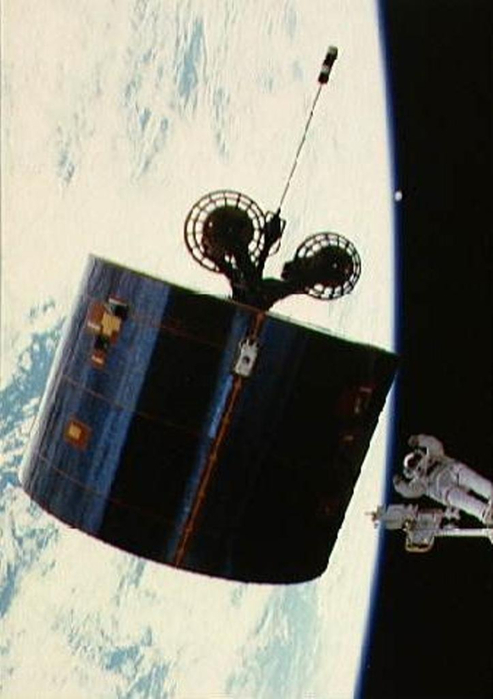 0000HoftenSTS-51-I_SYNCOM_IV-3_EVA_by_James_van_Hoften (493x700, 226Kb)