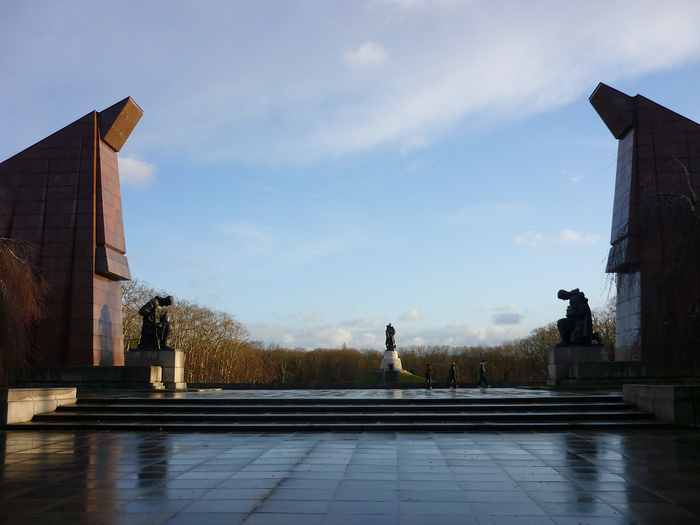 Вид_на_советский_воинский_мемориал_в_Трептов-парке (700x525, 370Kb)