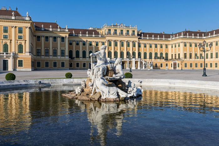 Ehrenhof-courtyard-with-fountain-Schoenbrunn-Palace (700x466, 381Kb)