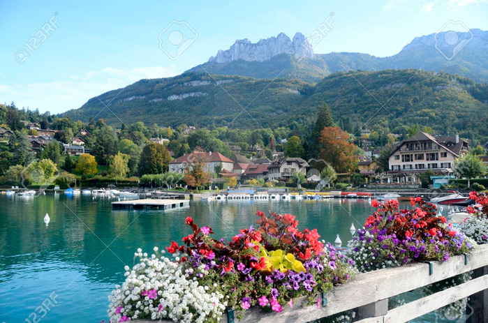 86891610-annecy-lake-talloires-bay-and-village-france (700x463, 440Kb)