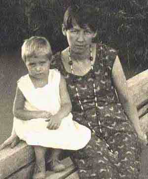 4474615_Sofya_Mihailovna_Krykovskaya__18961984_s_plemyannicei__Elenoi_1932 (300x363, 11Kb)