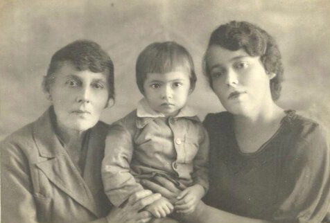 4474615_m_V_T_A__s_mamoi_Irinoi_i_babyshkoi_Olgoi (476x322, 48Kb)