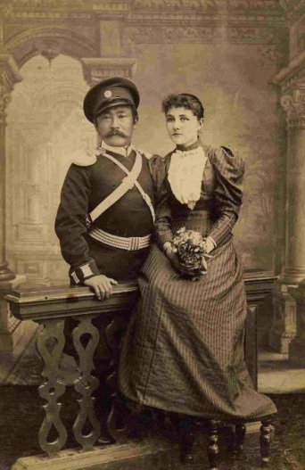 4474615_3_Ivan_Ivanovich_Lisov_s_jenoi_Alevtinoi_roditeli_A_I_Lisovoi_Foto_iz_arhiva_Leonida_Tyrsynova_ (342x527, 79Kb)