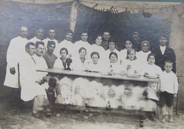 4474615_8_Iolotan__Sotrydniki_malyariinoi_stancii__Za_mikroskopom_sleva_sidit_Mariya_Petrovna__1930e_godi (700x493, 237Kb)