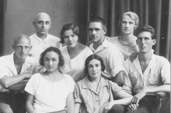 4474615_12__A_I_Lisova_sidit_sleva_v_pervom_ryady_sredi_sotrydnikov_stancii_zashiti_rastenii_ (600x398, 43Kb)