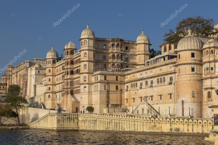 depositphotos_101889080-stock-photo-udaipur-city-palace-in-rajasthan (700x466, 336Kb)