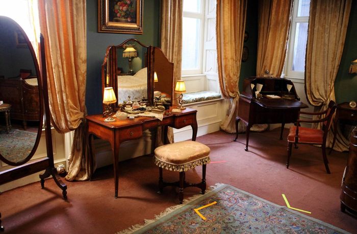 Inside-Downton-Abbey-Bedroom-set (700x458, 65Kb)
