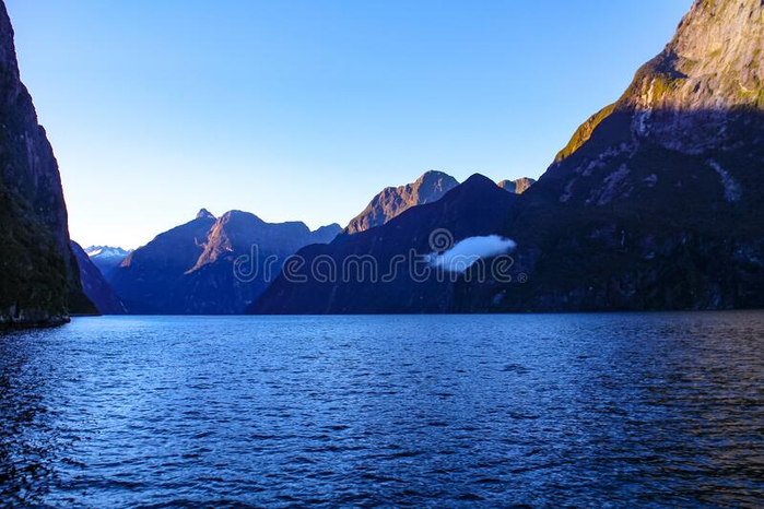 величественный-милфорд-sound-fiordland-южного-острова-новой-зеландии-вид-190487696 (700x466, 325Kb)