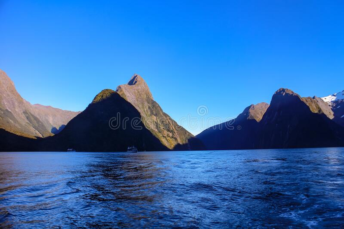 величественный-милфорд-sound-fiordland-южного-острова-новой-зеландии-вид-190487658 (700x466, 280Kb)