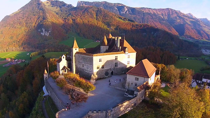 замок Грюйер Швейцария 7 (700x393, 336Kb)
