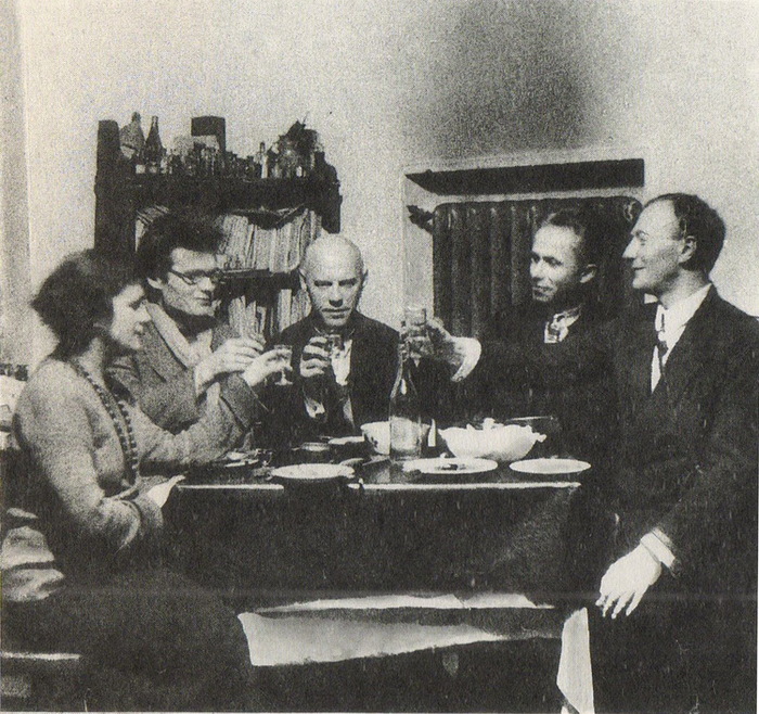 1937 Слева-направо -Н.Удальцова, В.Якуб, А.Древин, неизвестный, Р.Барто. Фото Андрея Древина, незадолго до ареста отца (700x658, 206Kb)