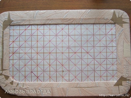 Плетение из газет. Мастер-класс на крышку с цветным узором из трубочек (6) (520x390, 157Kb)