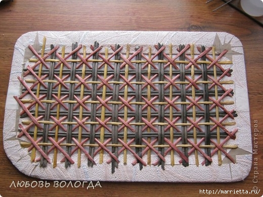 Плетение из газет. Мастер-класс на крышку с цветным узором из трубочек (12) (520x390, 181Kb)