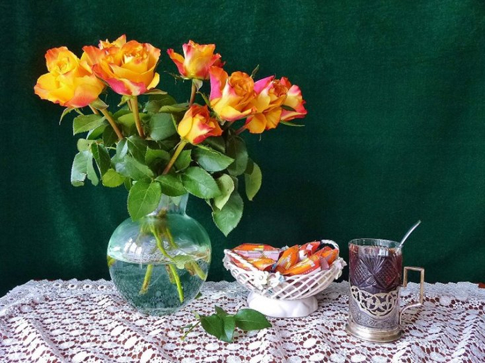 Still-life_Roses_Tea_Candy_Vase_Highball_glass_527406_1600x1200.thumb.jpg.14471fe43161d2de53bbc60046ddf19c (700x524, 412Kb)