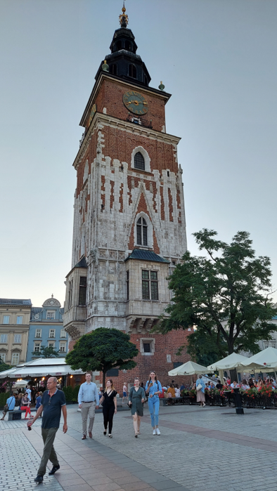       /3963863_dnevnik_linikord_bashennie_chasi_krakov_rinok_glovnii (394x700, 487Kb)