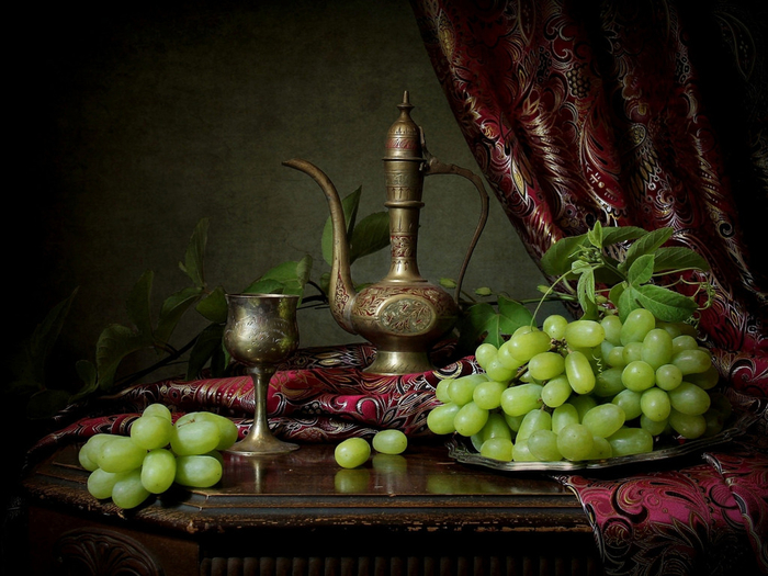 vinograd-kuvshin-bokal-shtora-natiurmort-stil (700x525, 391Kb)
