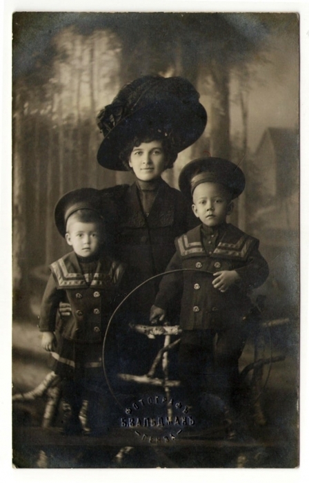 4474615_2_Elizaveta_Fedorovna_GeorgievichNehorosheva_s_detmi_ (448x700, 183Kb)