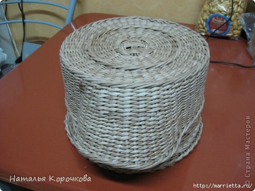Плетение из газет. Корзинки для лука или рукоделия. Мастер-класс (64) (520x390, 120Kb)