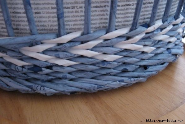 Плетение узора «елочка». Корзинка из газет (14) (597x401, 120Kb)