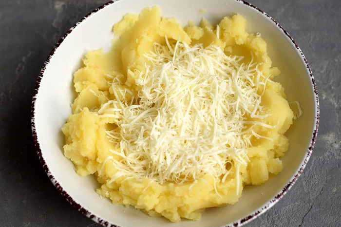 хрустящие чебуреки с картофелем и сыром 4 (700x466, 326Kb)
