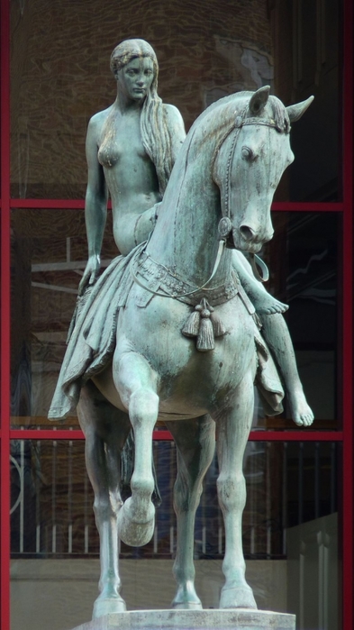 3085196_Godiva_statue_Broadgate_Oct_2011 (393x700, 190Kb)