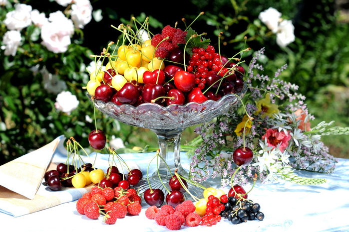 Summer-berries-and-harvest-2880x1920 (700x466, 219Kb)