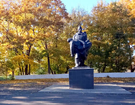 0 0 памятник сооружён в честь воинов, которые погибли в день освобождения Мценска 20 июля 1943 года (563x438, 309Kb)