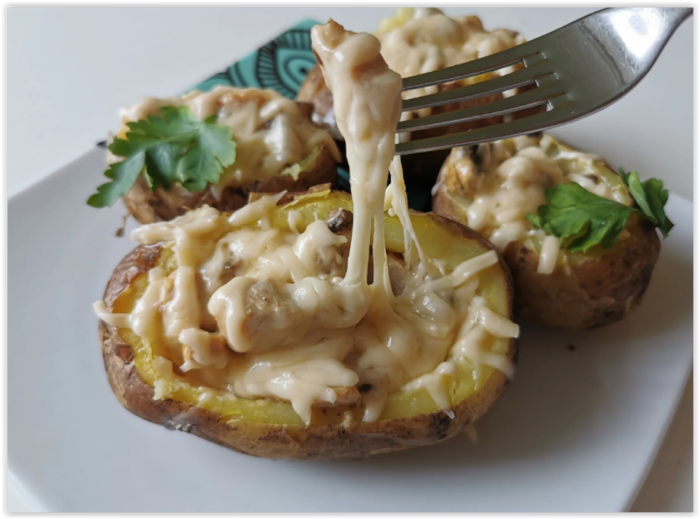 Крошка-картошка с курицей и грибами — рецепт с фото пошагово