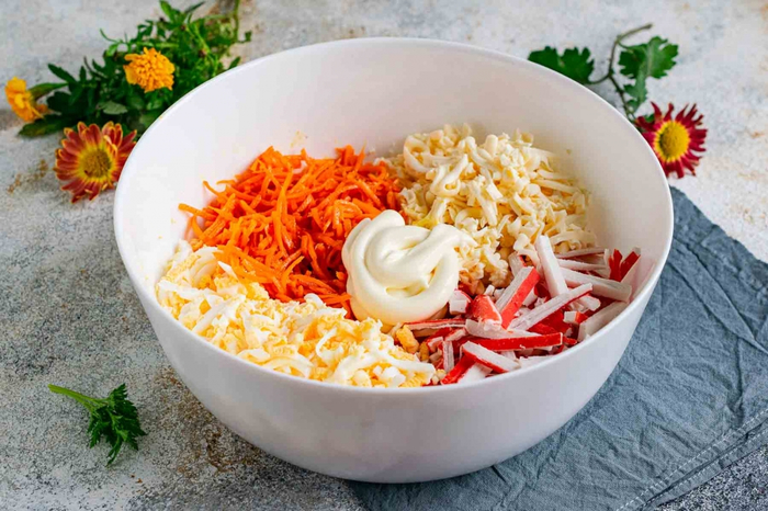 простой и быстрый салат из крабовых палочек и корейской моркови 5 (700x466, 364Kb)